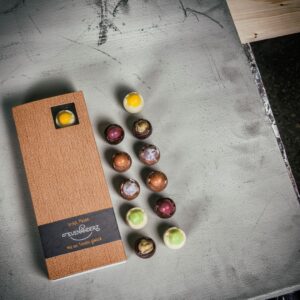 12 ambachtelijk bereide paaseitjes in luxe geschenkverpakking