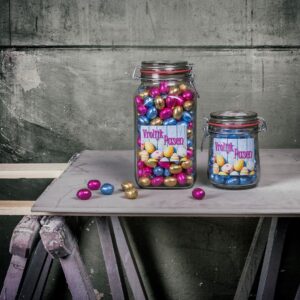 Weckfles met eigen etiket voorzien van heerlijke melk / witte en pure paaseitjes
