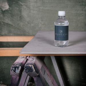 Flesje water voorzien van eigen etiket